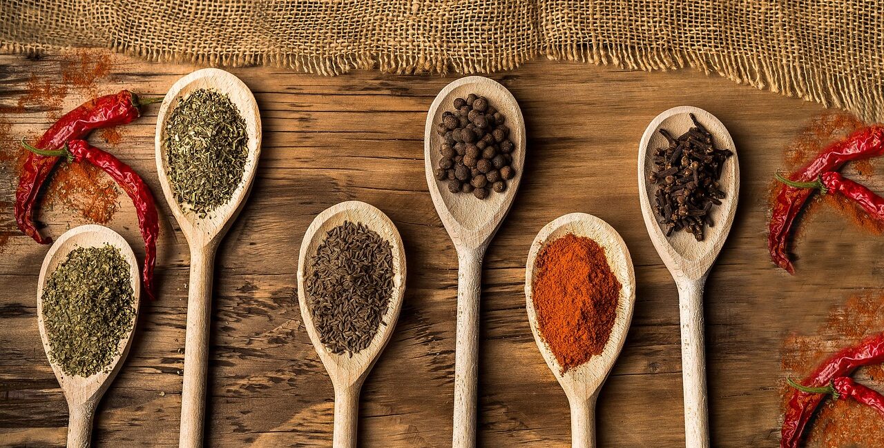 Wenn Sie Ihre Küche mit Chili-Shop24 verfeinern möchten, ist Chili-Shop24 die perfekte Adresse. Spezialisiert auf Chili, scharfe Saucen, Gewürze und exotische kulinarische Köstlichkeiten lädt diese Marke Sie zu einer einzigartigen Geschmacksreise ein. Ob Anfänger, der ein einfaches Gericht aufpeppen möchte, oder erfahrener Koch auf der Suche nach seltenen, hochwertigen Zutaten – Chili-Shop24 bietet über 4.000 Produkte, die Ihre Kochleidenschaft entfachen.