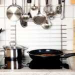 Tefal is al meer dan zestig jaar een begrip voor zowel hobbykoks als professionele chefs. Bekend om de revolutie in kookgerei met 's werelds eerste antiaanbakpan, levert het Franse merk consequent producten die innovatie, prestaties en gemak combineren. Tegenwoordig omvat het portfolio van Tefal veel meer dan alleen koekenpannen: het omvat ook keukenapparatuur, snelkookpannen, kookgerei en slimme kookoplossingen die ontworpen zijn om het dagelijks leven gemakkelijker en aangenamer te maken.