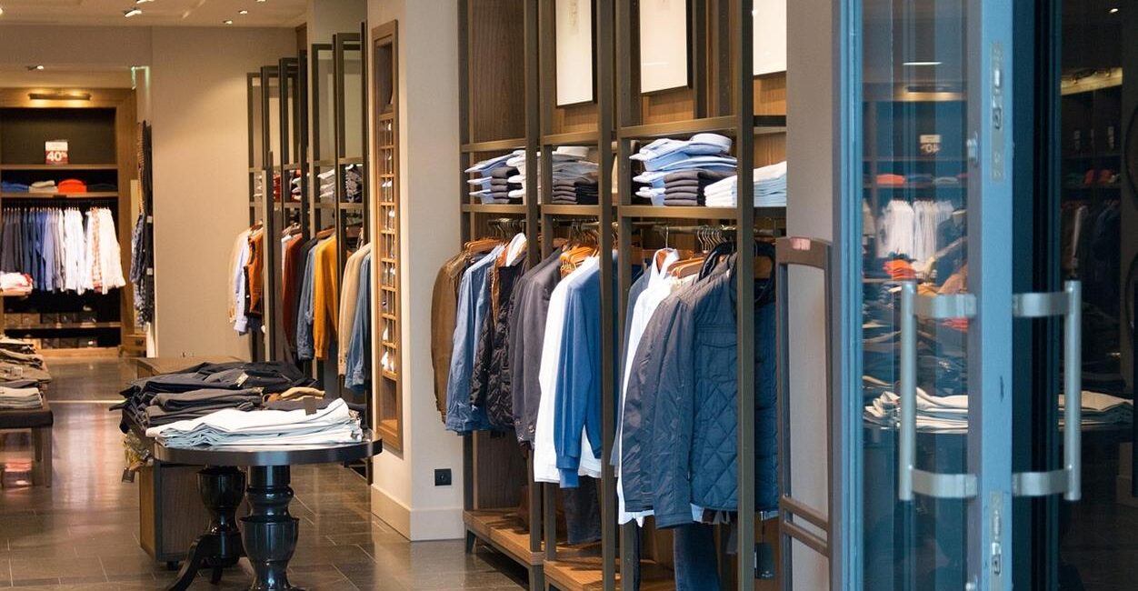 Dans un monde où le choix est omniprésent, MUJI maîtrise discrètement l'art d'offrir moins, mais mieux. La marque d'origine japonaise, désormais plébiscitée en France, prône une philosophie minimaliste alliant design intemporel et praticité au quotidien. Il ne s'agit pas de priver le quotidien de son confort, mais plutôt de sélectionner des objets qui l'embellissent, laissant la place à l'essentiel. Que vous aménagiez un appartement parisien, que vous optimisiez votre espace de travail ou que vous recherchiez un compagnon de voyage sans compromis sur le style, la philosophie de MUJI vous invite à la simplicité sans compromis.